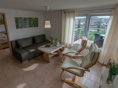 Freundliches Wohnzimmer des Ferienhauses, ausgestattet mit LCD-TV, Radio und Schlafcouch (Aufbettung +2).