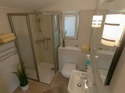 Modernes Bad mit Dusche und WC.