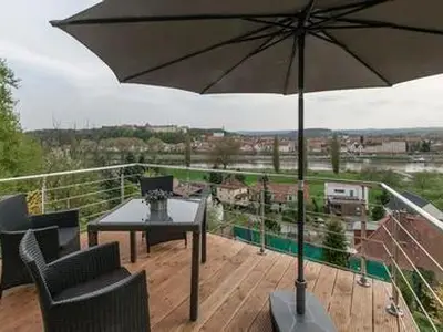 Großzügige Südterrasse mit mediterranen Sitzmöglichkeiten und herrlichen Blick.