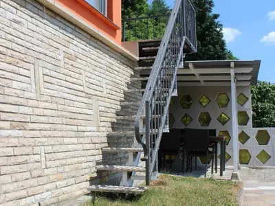 Außenansicht Bungalow, Sitzecke und Aufstieg zur Sonnenterrasse