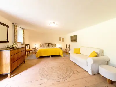 Schlafzimmer EG Doppelbett mit zusätzlicher Schlafcouch