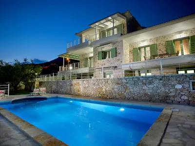 Gemeinsamer Pool mit Villa Galini (links) und Villa Avra (rechts)