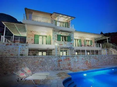 Links Villa Galini und rechts Villa Avra