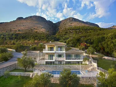 Villa Galini links und Villa Avra rechts