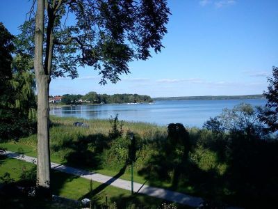 Garten. Vom Garten aus hat man auch einen Blick auf den See und die Promenade.