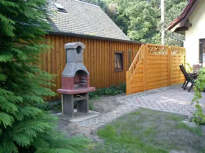Terrasse. Die Südterrasse lädt zum Sonnenbaden und Grillen am Abend ein.