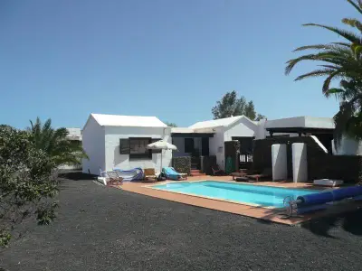 Pool, Haupthaus + Anbau 1
