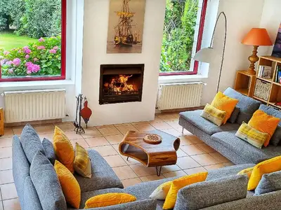 großes Wohnzimmer mit offenem Kamin und Home-Cinema