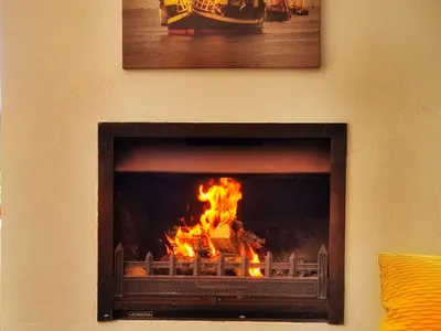 Tag ausklingen lassen am offenen Kamin