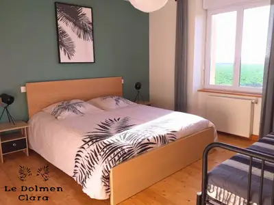 1. Schlafzimmer im 1. Stock: 1 Queensize-Bett, 1 einfaches Einzelbett, begehbarer Kleiderschrank