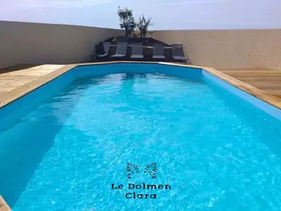 Poolbereich mit Liegestühlen und Sesseln
