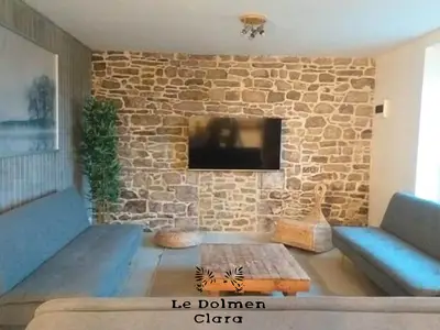 Großes Wohnzimmer im Erdgeschoss des Gebäudes mit Connected TV