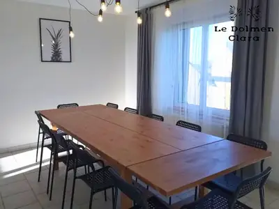 Großer Esstisch für 12 Personen (und ein weiterer Tisch für 4 Personen, der angebaut werden kann)