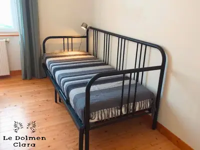 1. Schlafzimmer im 1. Stock: 1 Queensize-Bett, 1 einfaches Einzelbett, begehbarer Kleiderschrank