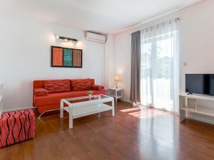 23745102-Ferienhaus-7-Podstrana-300x225-3