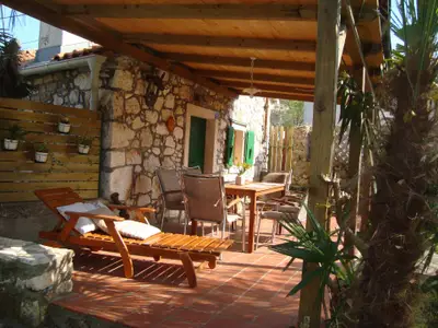 Terrasse. überdachte, schattige Terrasse zum Entspannen