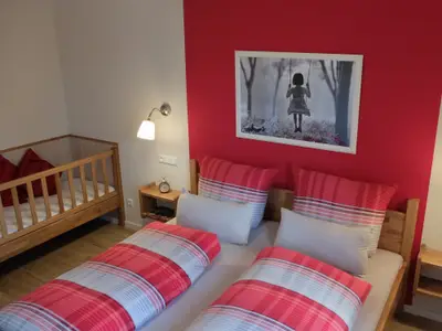 dscf2033schlafzimmermitkinderbett