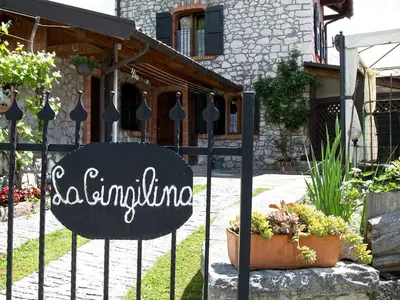Außenansicht des Gebäudes. Eingang zur Casa Gingelina