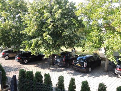 Außenansicht des Gebäudes. Parkplatz