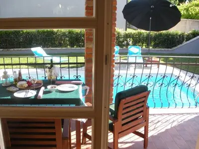 Terrasse mit Blick auf den Pool