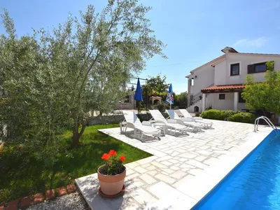 PoolOfHouse