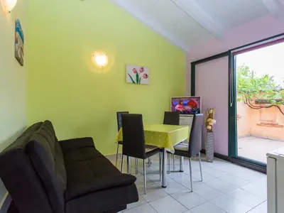 Küche mit intimer Terrasse