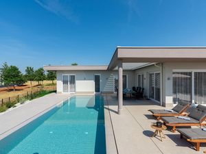 23950460-Ferienhaus-6-Poreč-300x225-5