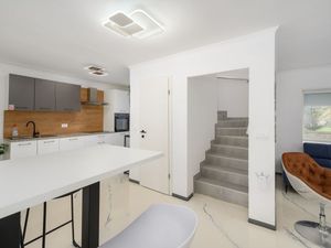 24049908-Ferienhaus-8-Poreč-300x225-3