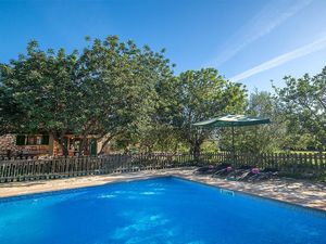 Pool-Finca Tomeu Poolterrasse und Finca im Hintergrund