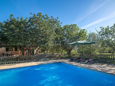 Pool-Finca Tomeu Poolterrasse und Finca im Hintergrund