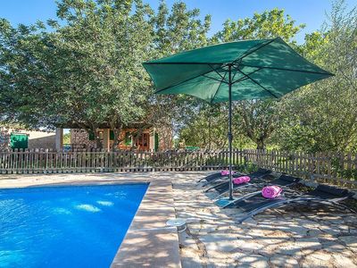 Pool-Finca Tomeu - Poolterrasse und Finca im Hintergrund