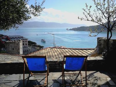 Blick auf den Golf von La Spezia von der Terrasse mit Grill