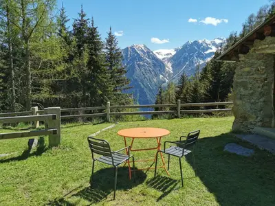 Sitzplatz zwischen Stein- und Holzhaus