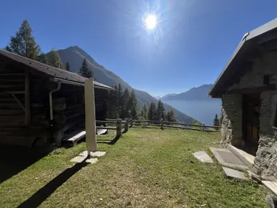 Steinhaus und Holzhaus, Liegeplatz mit Sonnenschirm