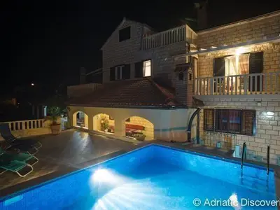 villa bei Nacht