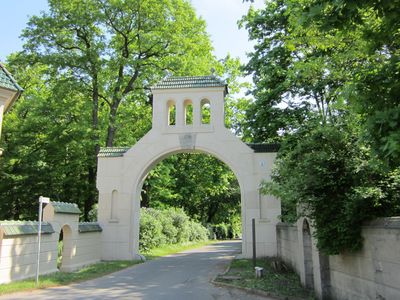 Potsdamer Tor am westlichen Zugang zum Gutspark Groß Glienicke