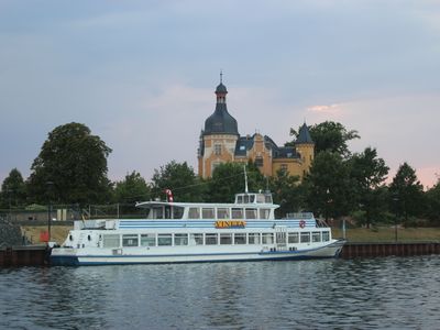 MS Vineta und Villa am Bernsteinsee