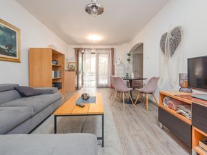 24038587-Ferienhaus-8-Povljana-300x225-4