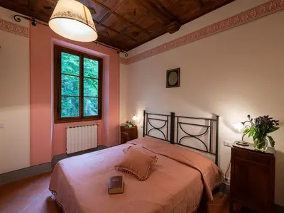 Schlafbereich. BEDROOM WITH ENSUITE BATHROOM IN THE 1ST FLOOR