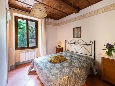 Schlafbereich. BEDROOM WITH ENSUITE BATHROOM IN THE 1ST FLOOR