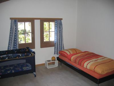 Schlafzimmer mit Kleinkinderbett