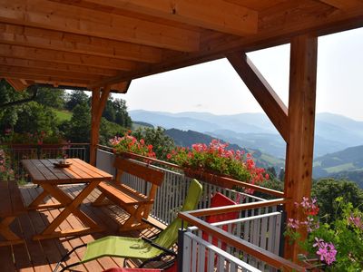 große west- und südseitig überdachte Terrasse