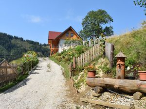 Blick auf das Tal von der südseitig überdachten Terrasse