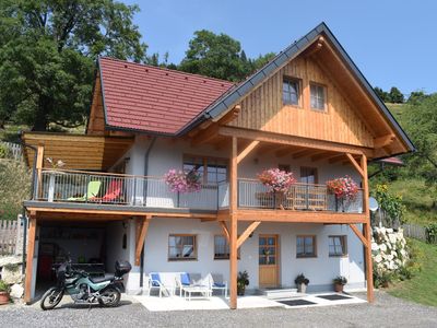 große west- und südseitig überdachte Terrasse