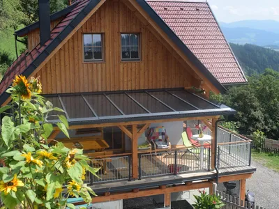 große westseitige überdachte Terrasse