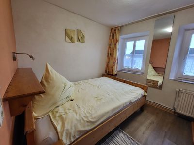 Schlazimmer mit französischem Bett