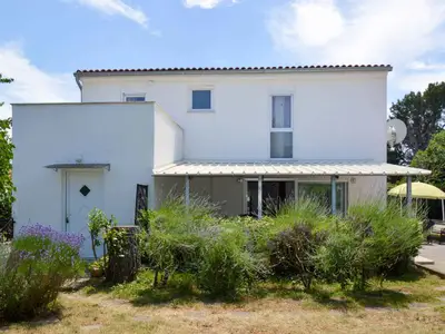 Ferienhaus für 8 Personen (150 m²) in Premantura 1/10