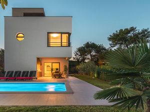 23723848-Ferienhaus-9-Premantura-300x225-0