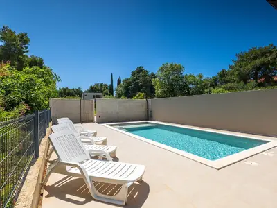 PoolOfHouse