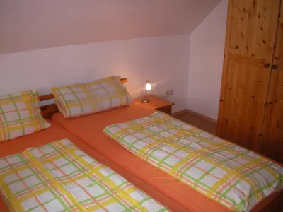 2-Bettzimmer-Doppelbett im Obergeschoß